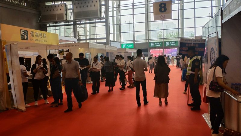 门头招牌材质大揭秘：优缺点全面对比